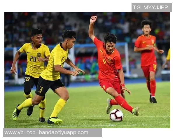 杜尚别独立球员门前制造威胁胜利球员极限倒勾解围展现精彩防守